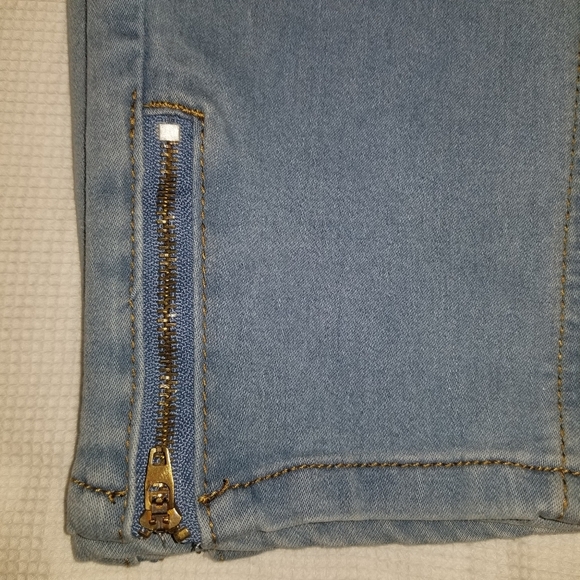NWT PrettyLittletThing Extreme Rip Jeans - Picture 3 of 4